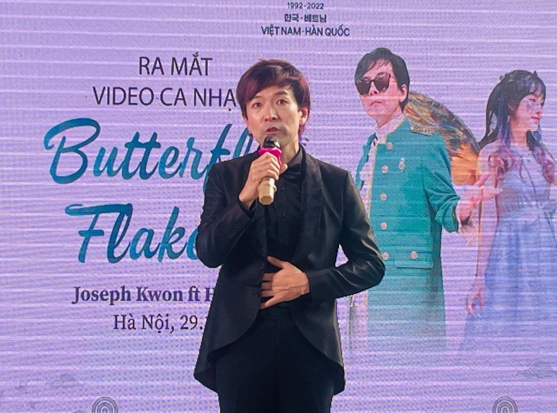 Ca sĩ Joseph Quyền phát biểu tại buổi ra mắt MV.